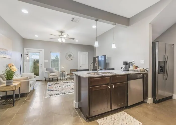Cozy 2 Bed Townhome Near The Hospital *