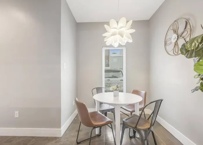 Cozy 2 Bed Townhome Near The Hospital *