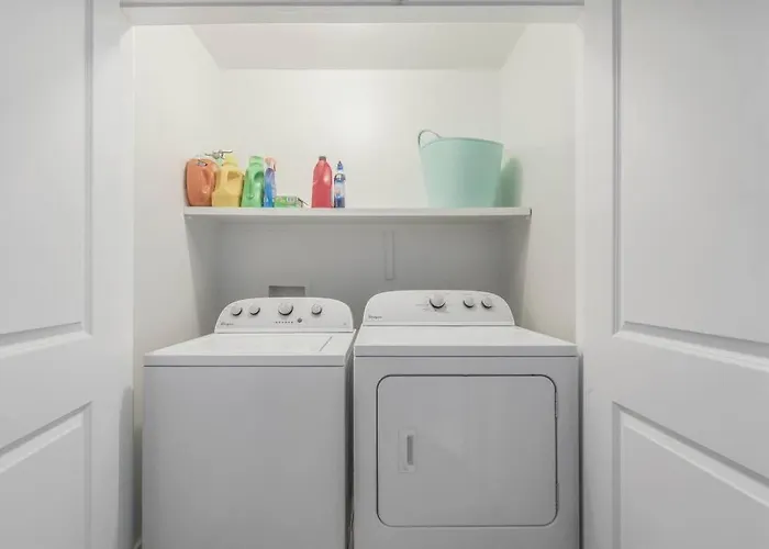 Cozy 2 Bed Townhome Near The Hospital *