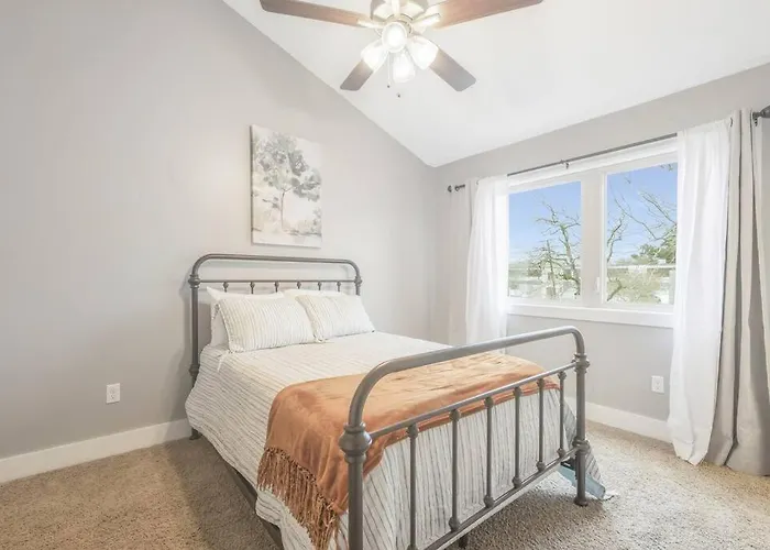 Cozy 2 Bed Townhome Near The Hospital Holiday home Lafayette