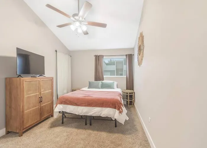 Cozy 2 Bed Townhome Near The Hospital Holiday home *
